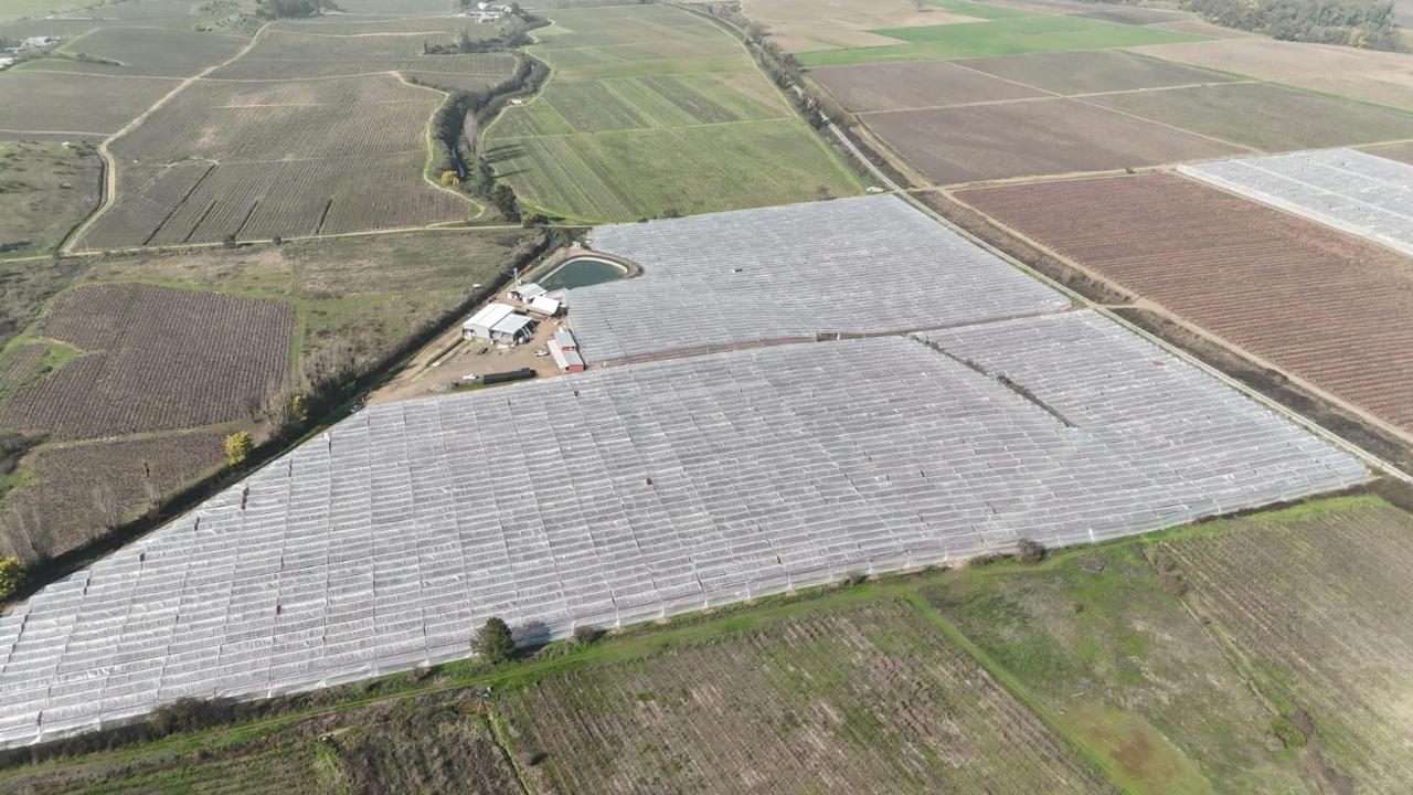 Vista aérea amplia del predio con sistema de riego